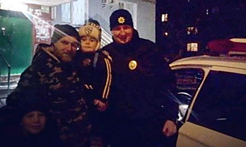 Папа не успел забрать ребенка из садика из-за жуткого гололеда. Помогли полицейские