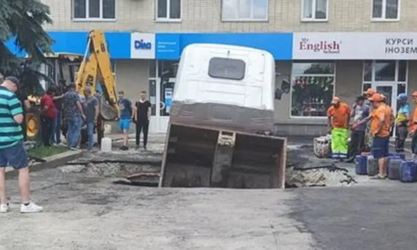 В центре Житомира грузовик полностью ушел под землю (ФОТО)
