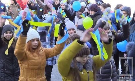 Школьники Кривого Рога провели танцевальный флешмоб