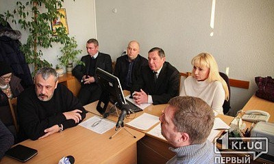 Активисты подарили "кнопкодаву" Артюху компьютерные клавиши