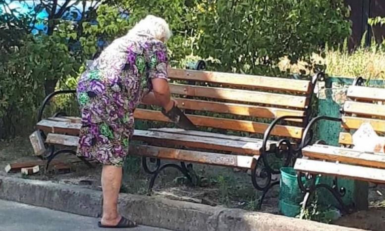В Киеве бабушка распилила дворовую лавочку, чтобы избежать ночных посиделок под окнами (ФОТО)