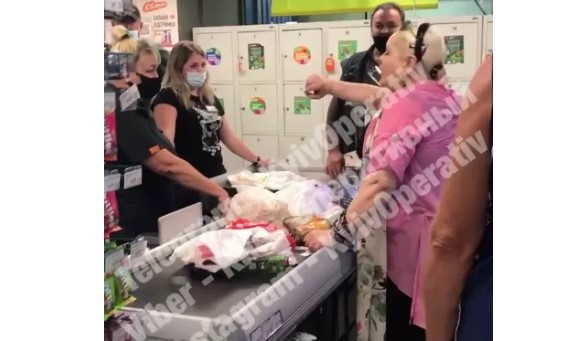"Документ!" - кричала покупательница киевского супермаркета, когда ее попросили надеть маску