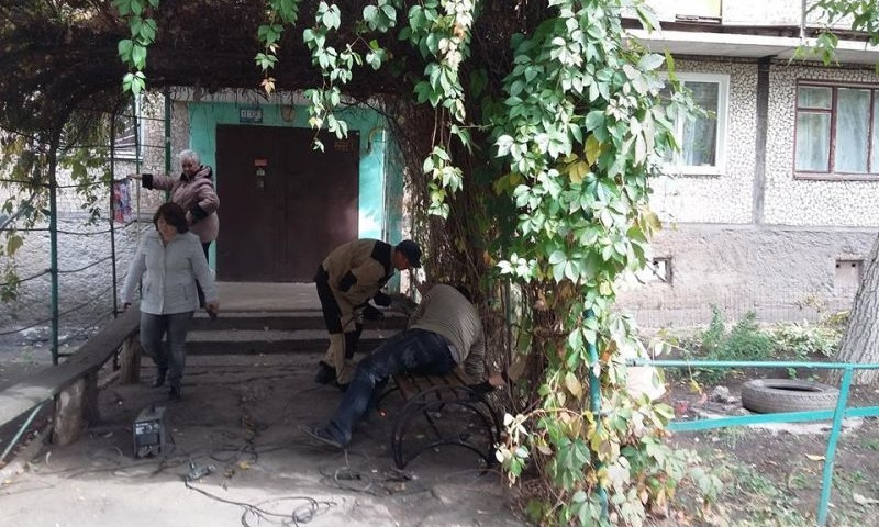 В Кривом Роге на придомовых территориях появились новые, удобные лавочки
