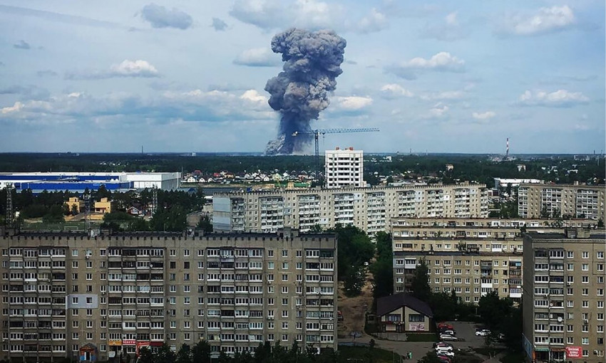 На оборонном заводе в РФ произошла серия взрывов, более 80 человек пострадали