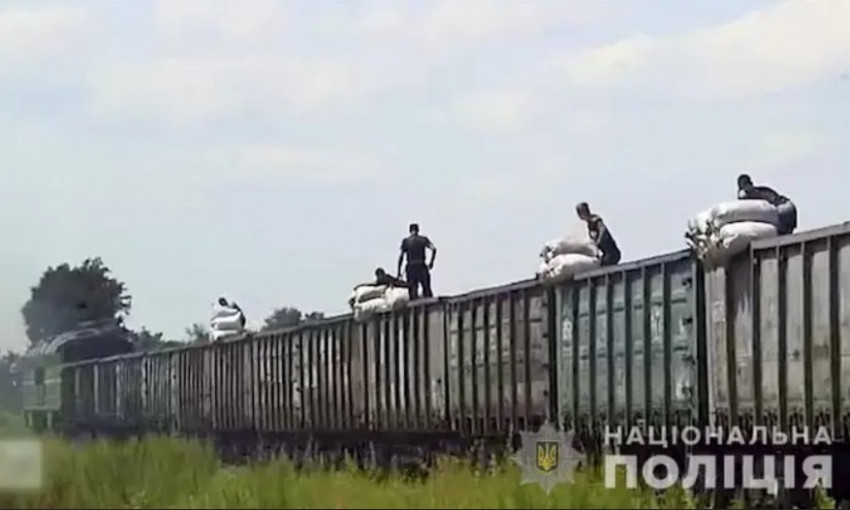 Банда из 40 человек "обносила" поезда "Укрзализныци" прямо на ходу (ФОТО, ВИДЕО)