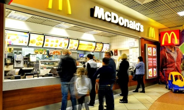 Співробітник McDonald's відмовився обслуговувати клієнта на державній мові(ВІДЕО)