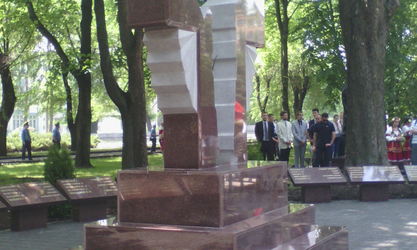 Ко Дню памяти в Кривом Роге открыли памятник погибшим бойцам АТО