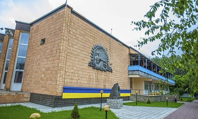 Свекольный салат и гречка: украинцы рассказали, как их кормят в Новых Санжарах (ВИДЕО)