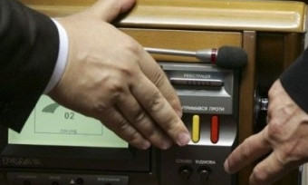 Депутат горсовета голосовал за себя и за однопартийца