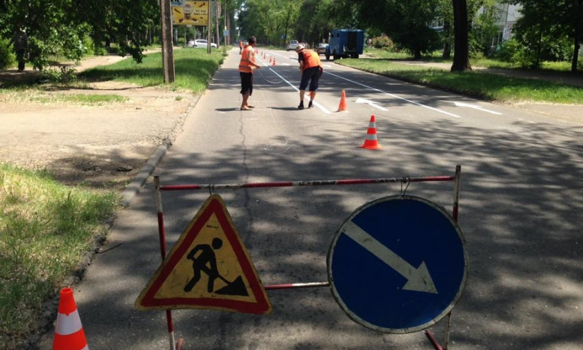 Как в Кривом Роге за 5 миллионов гривен наносят "зебры" и "разделительные"