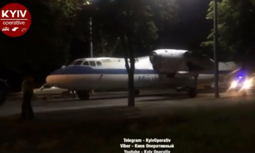 Вночі по київським вулицях проїхався літак(ВІДЕО)