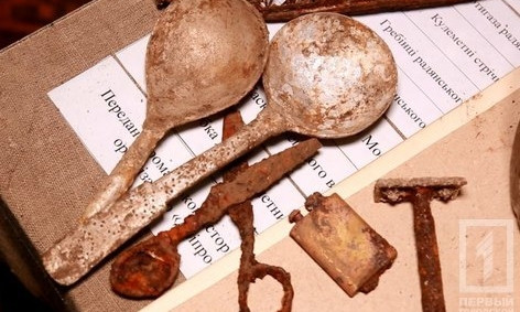 Криворожские поисковики передали найденные экспонаты времен Второй мировой в музей