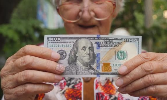 Украинская бабушка пожертвовала армии 10 тысяч долларов