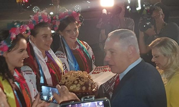 В Украине жена премьер-министра Израиля бросила хлеб на землю
