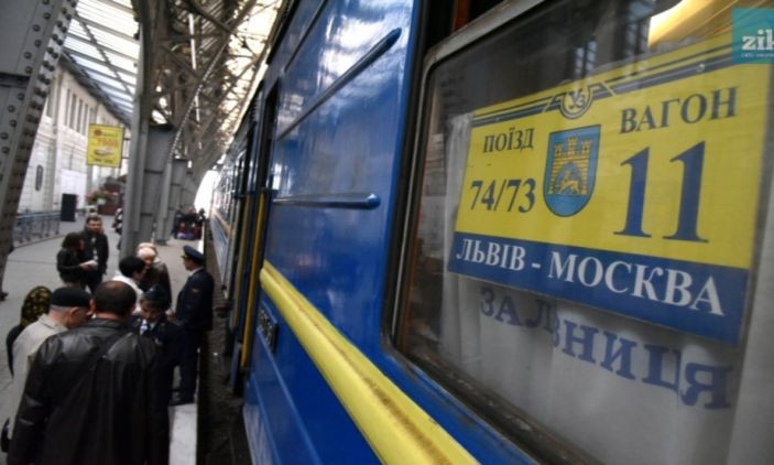 Поезд "Львов-Москва" атаковали украинцы, забросав его камнями (ВИДЕО) 