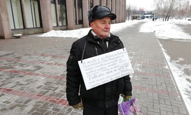 Или прыгай с балкона или топись, вот такая жизнь: одиночный протест под стенами мэрии
