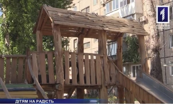 Детская площадка своими руками: криворожане соорудили горку и песочницу для своих детей