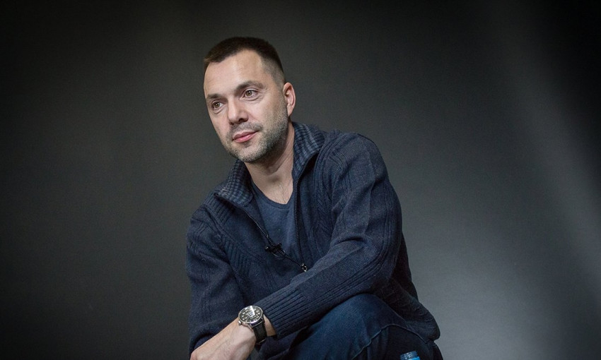 Скандал в соцсети: Алексея Арестовича попросили перейти на украинский язык – тот ответил нецензурно