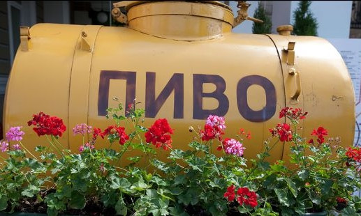 Пивная бочка упала "с небес на землю" прямо на автотрассе чем повредила автомобиль(фото)