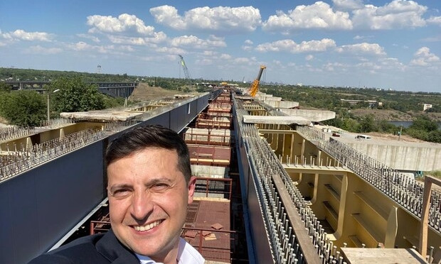 Забронировали 2 кафе, которые проверяли с 2 часов ночи: Зеленский приехал в Запорожье, открывать мост