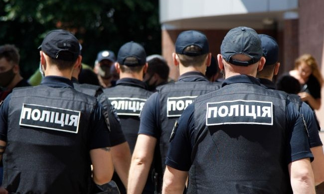 Полицейский на "Инфинити" напал на людей в Киеве (ВИДЕО)