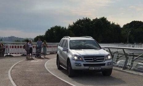"Я не быдло": девушка, которая проехала по мосту на Mercedes, сняла новое видео