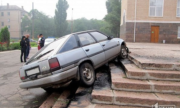 В Кривом Роге Toyota врезалась в здание Дворца культуры "КЖРК"