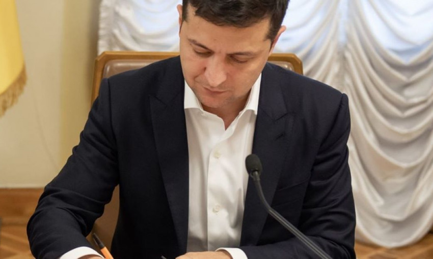 Зеленский подписал закон, согласно которому на госслужбе можно оставаться до 70-ти лет