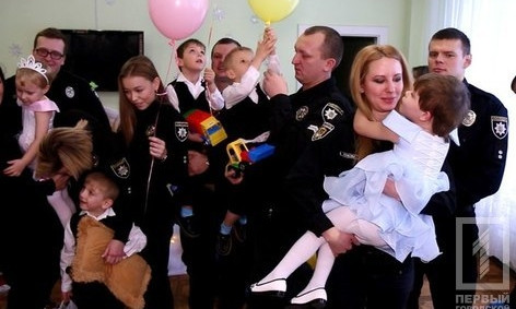 Полицейские Кривого Рога проведали дом малютки