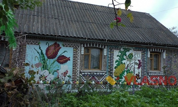 Вінничанин «вишив» стіни свого будинку кришечками від пляшок і шматочками кольорової кераміки