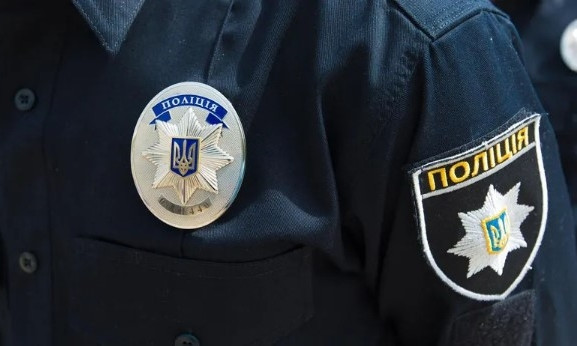 В Мариуполе автоледи хотела избежать штрафа тем, что съела постановление (ВИДЕО)