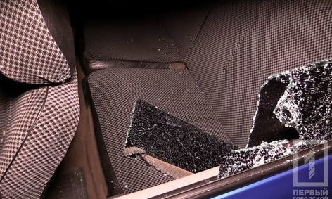 В Кривом Роге неизвестные разбили личные авто полицейских, пока те отдыхали в кафе, и украли Уголовный кодекс
