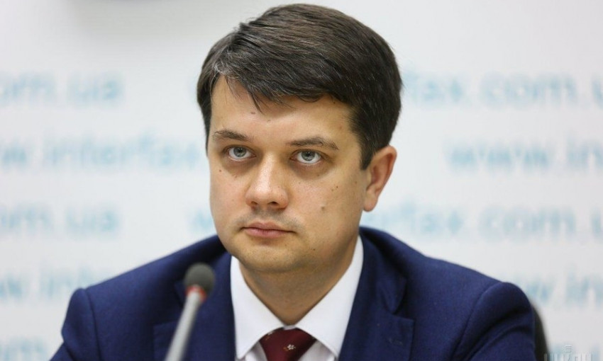 Разумков призвал нардепов быть более ответственными или "можно снова оказаться ближе к людям"