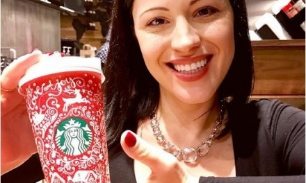 Кофе в красивом стакане: Starbucks украсила свои чашки петриковской росписью