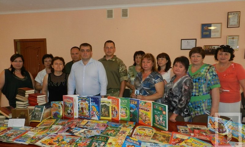 Жители Кривого Рога собрали очередную партию книг для детей на востоке
