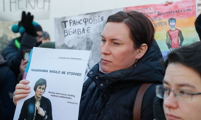 В Киеве трансгендерную женщину удерживали в отделении Приватбанка