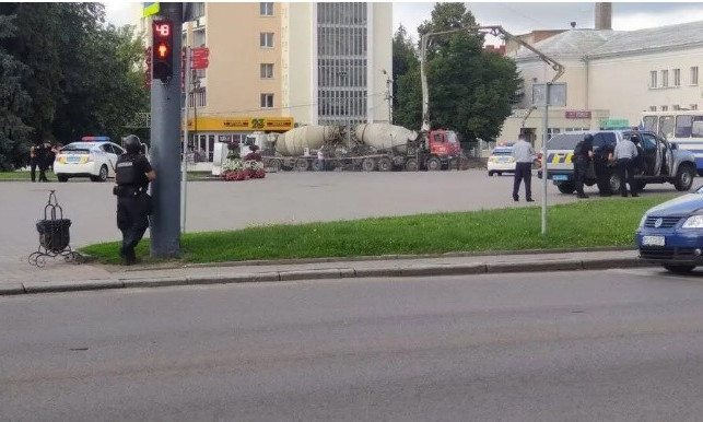 В заложниках 20 человек: перед тем, как захватить автобус, мужчина записал видео (ФОТО, ВИДЕО)