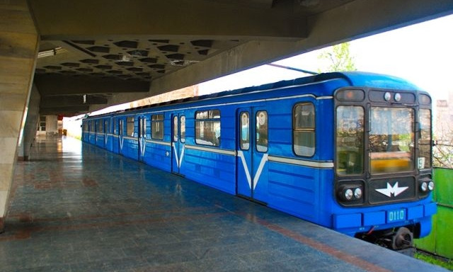 На станции метро "Лесная" в столице ЧП: в переходе на свет появился малыш