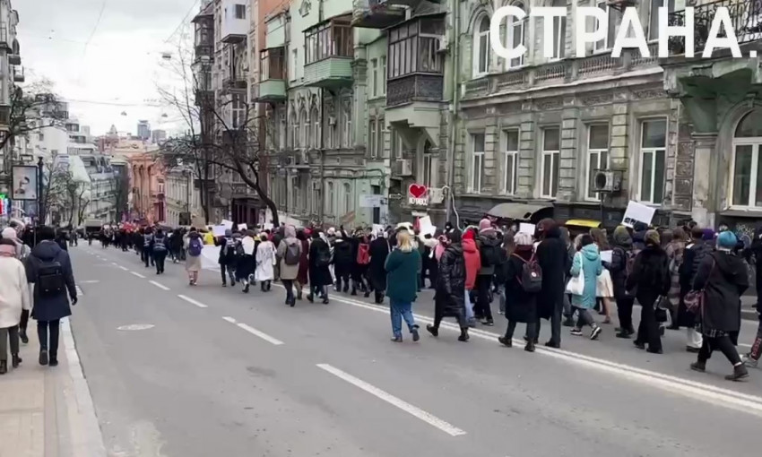 Сегодня в Киеве женский марш патриоты забросали тюльпанами (ФОТО)