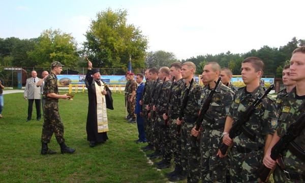 Священик УПЦ КП пояснив, чи вважається гріхом вбивство на війні: захист=гріх?