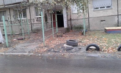 В Кривом Роге улицу заливает нечистотами. Коммунальщики бездействуют