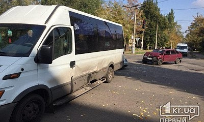 ДТП в Кривом Роге: легковушка влетела в маршрутное такси