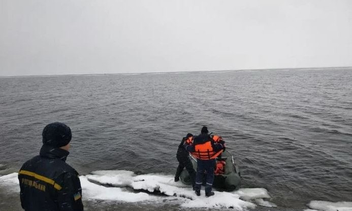 Рожден в рубашке: вдали от берега спасли мужчину, который дрейфовал на почти растаявшей льдине (ФОТО)