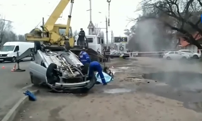 В результате огромного провала асфальта посреди города в озере кипятка исчезла машина (ВИДЕО)