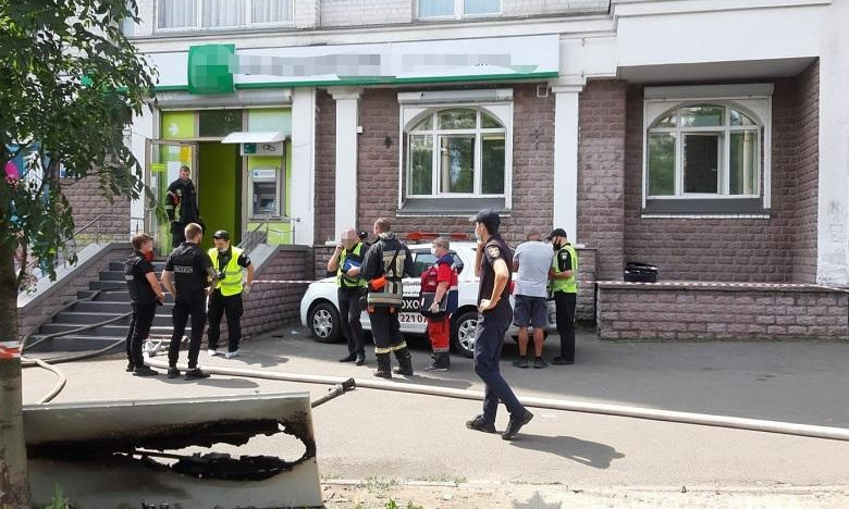 Женщина пыталась ограбить отделение банка в Киеве: теперь ей грозит 15 лет тюрьмы (ФОТО)