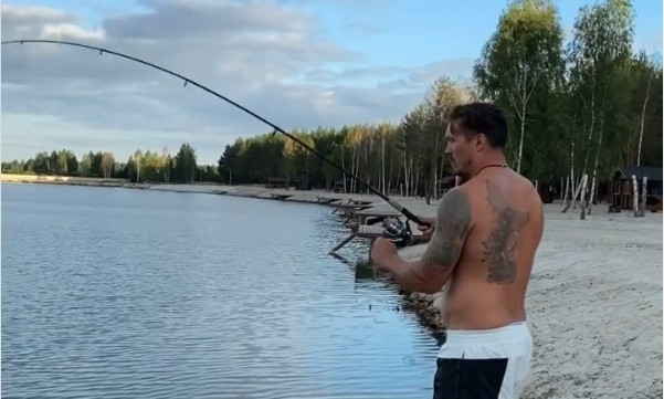 Александр Усик на рыбалке поймал большого карпа и попал в курьез (ВИДЕО)