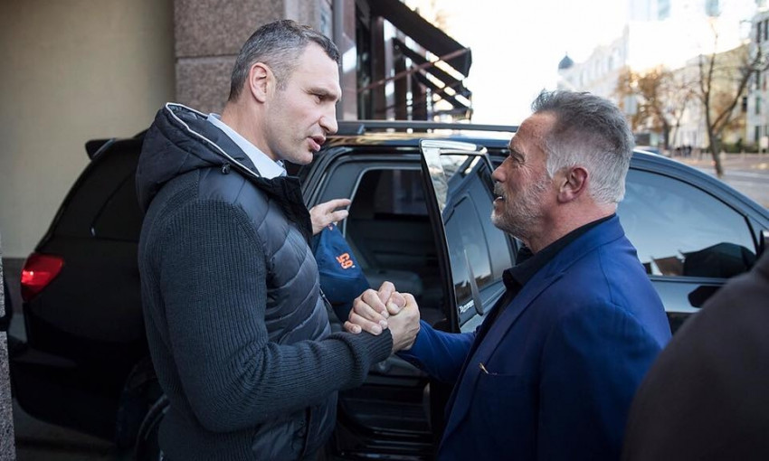 Арнольд Шварценеггер поздравил Виталия Кличко с победой в первом туре выборов мэра Киева