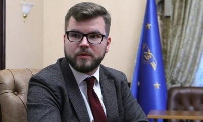 Поки люди бідкаються від бруднющих вбиралень у вагонах "Укрзалізниці", глава компанії в золотих гудзиках (фото) 