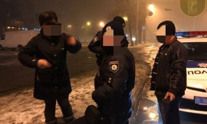 Любви на праздник не захотел: пара из Киева отметелила прохожего за отказ пошалить