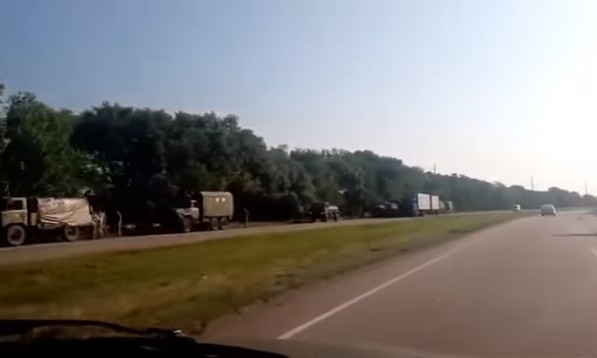 По трассе Днепр-Кривой Рог выстроилась военная техника